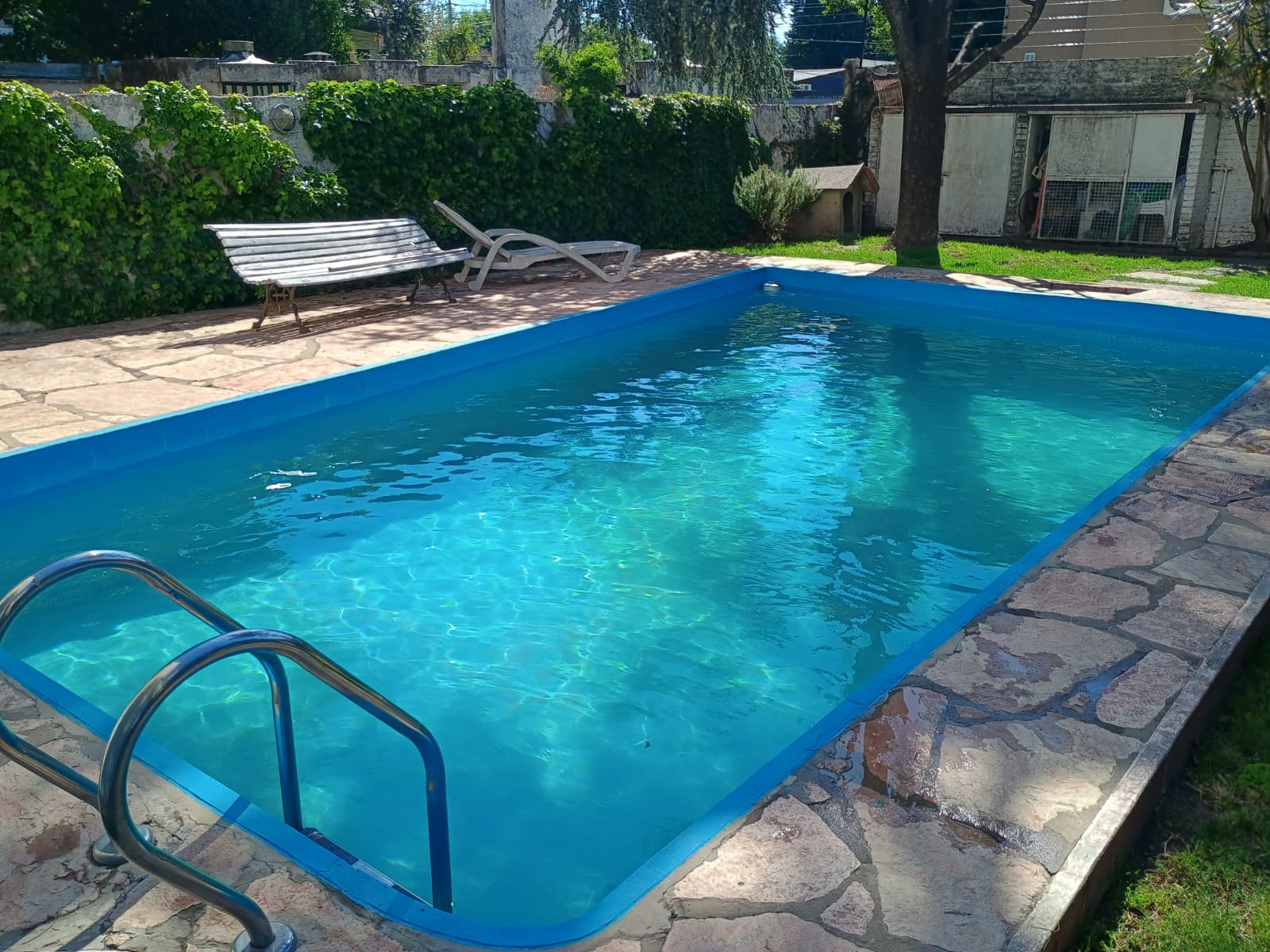 Piscina limpia y azul
